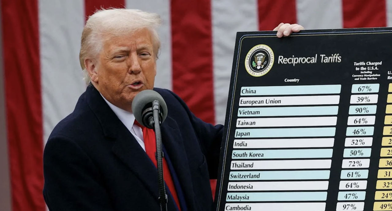 В США суд признал незаконной 10-процентную пошлину Трампа.