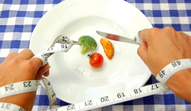 Nu există suficiente dovezi care să ateste că restricţia calorică ajută la încetinirea procesului de îmbătrânire în rândul oamenilor.