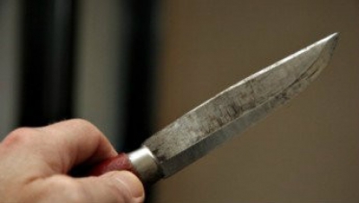 Furios, agresorul l-a luat la pumni şi pe tatăl său, după care l-a înjunghiat mortal cu un cuţit de bucătărie.