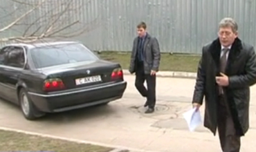 BMW-ul care-l deserveşte pe liberalul Mihai Ghimpu a fost oprit vineri, în centrul capitalei. 