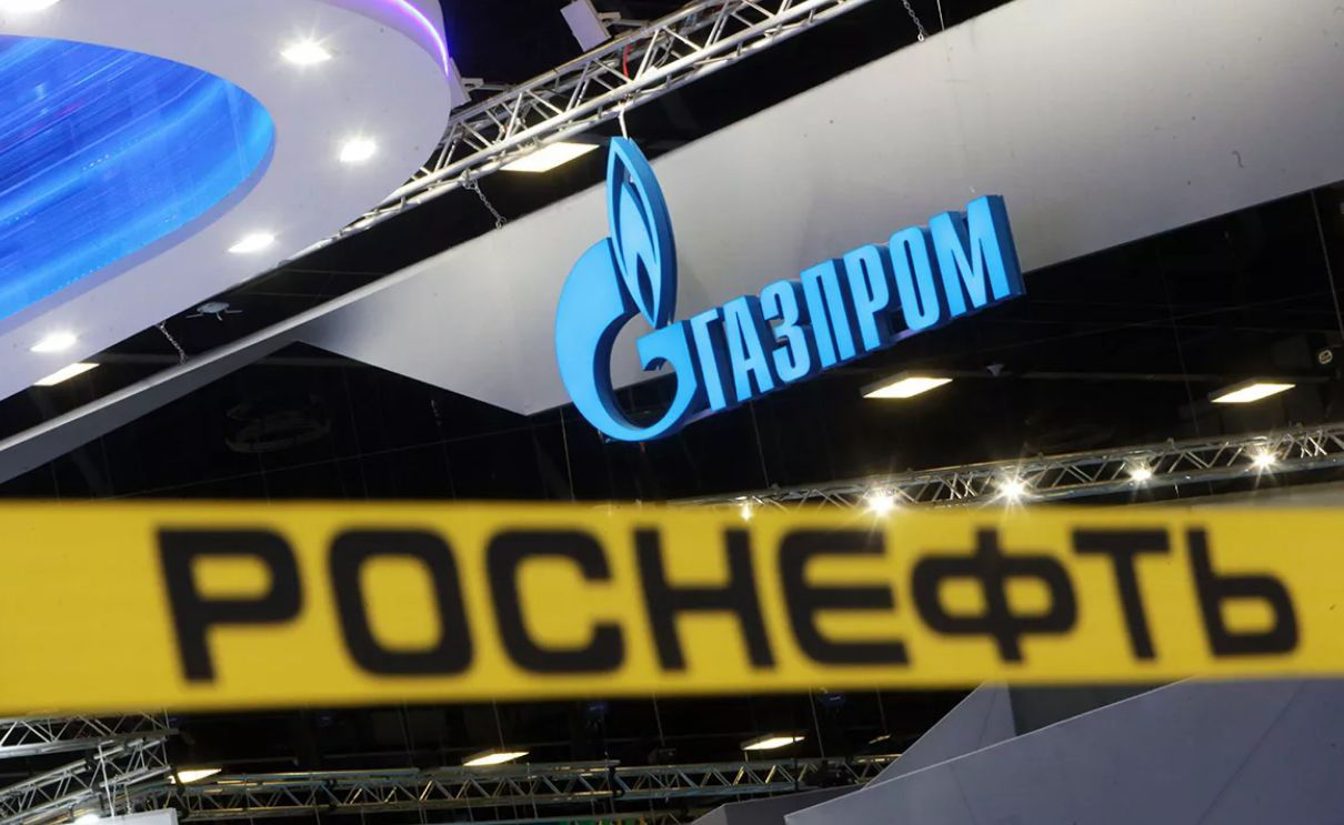 Сотрудникам "Газпрома" и "Роснефти" запрещают ездить за границу.