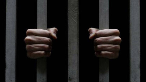 Trei adolescenţi au fost trimişi la închisoare, fiind acuzaţi de violarea unui coleg de liceu. Foto: satmareanul.net
