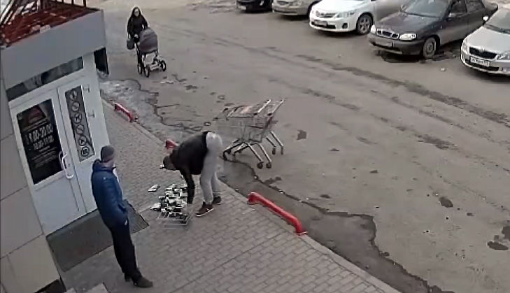 В Екатеринбурге мужчины забрали кофе, которое грабитель обронил у магазина.