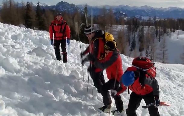 В Альпах лавина накрыла туристов: двое погибших.