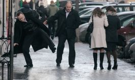 Primăria capitalei va plăti cel puţin un milion şi jumătate de lei pentru că nu a fost în stare să deszăpezească curţile şi troturarele.  