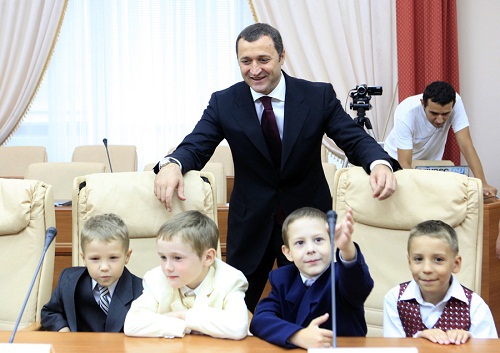 Liderul liberal-democrat Vlad Filat a ţinut să împărtăşească pe facebook e veste fericită din familia sa: naşterea unui bebeluş.