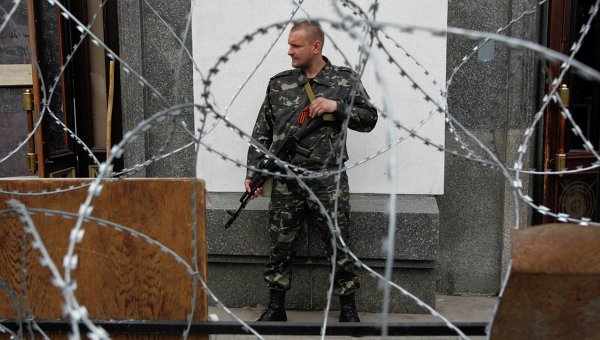 Самопровозглашенная Луганская народная республика вводит военное положение.