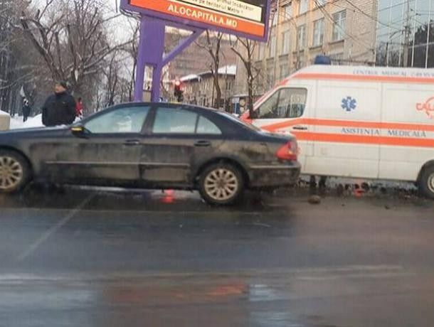 В центре Кишинева машина скорой помощи врезалась в Mercedes.