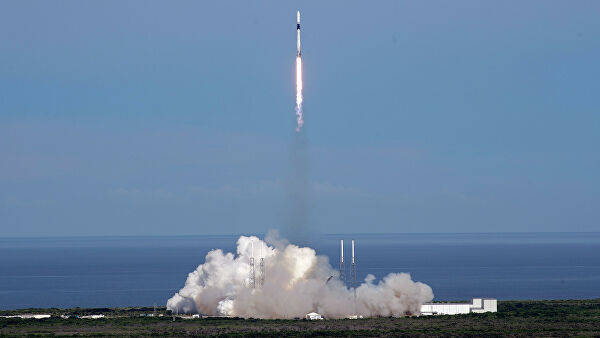 Во Флориде стартовала ракета-носитель Falcon 9 с 60 спутниками Starlink.