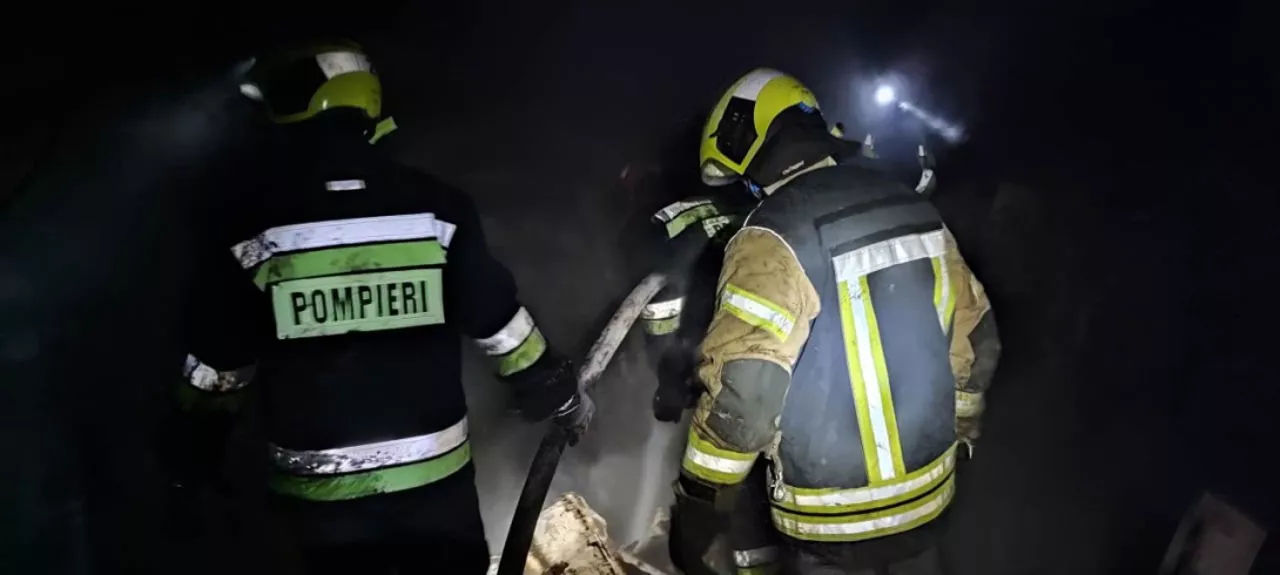 Două persoane, salvate dintr-un incendiu izbucnit într-o locuință din Bălți.