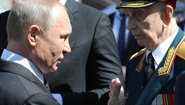 В Кремле объяснили инцидент с ветераном и охраной Путина.