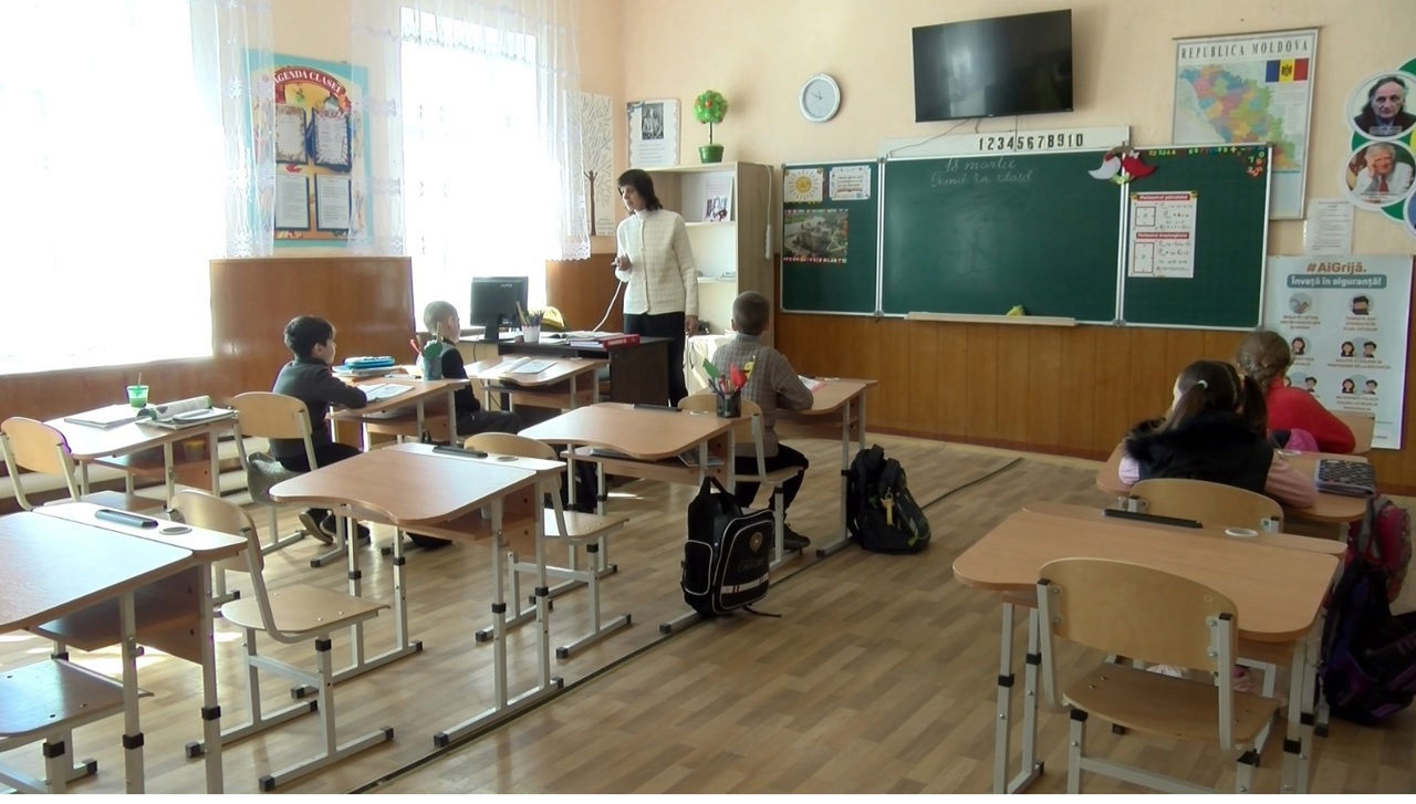 Elevii vor trebui să aibă la fiecare disciplină cel puțin două note pe semestru.
