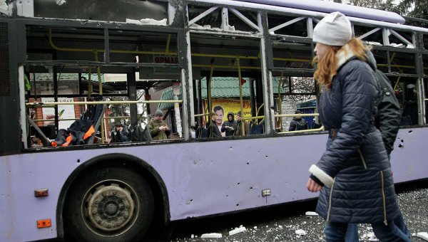В четверг в Ленинском районе Донецка в остановку общественного транспорта попал снаряд, сообщалось о гибели 15 человек.  Фото: Reuters