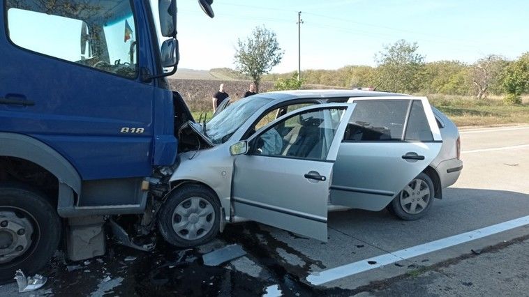 В Сынжерейском районе произошло ДТП: автомобиль столкнулся с грузовиком.
