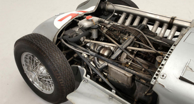 Precedentul record era deţinut de un model Ferrari 240 Testa Rosa, fabricat în 1957, care a fost vândut la licitaţie cu 15,39 de milioane de dolari în anul 2011.