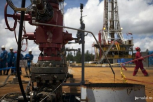 Prețurile ridicate la petrol amenință deja revenirea economiei globale