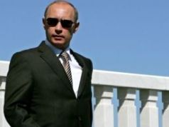 Putin a dat mana cu delegaţiile sosite în întâmpinarea lui, printre care se aflau şi mai mulţi preoţi