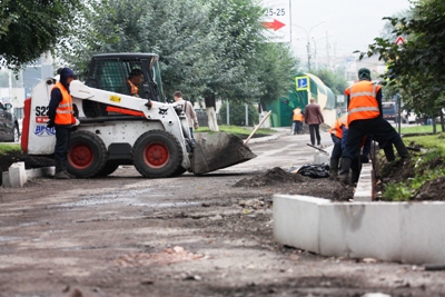 Улица входила в планы по реконструкции еще в 2010 году, однако никаких работ на ней проведено не было.