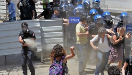 Aria oraşelor în care au loc manifestaţii de protest continuă să se extindă.