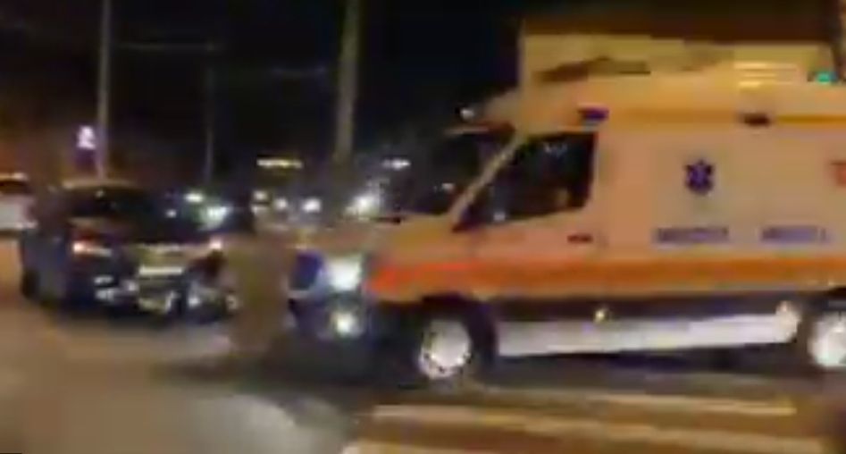 В центре Кишинева произошла авария, мотоцикл столкнулся с автомобилем.