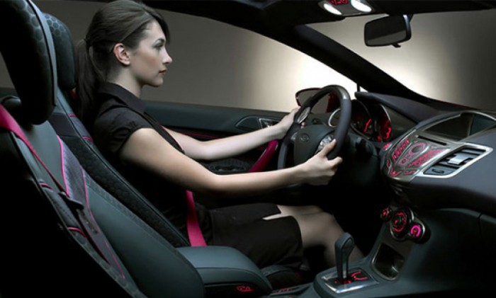Există semne care prevestesc acvaplanarea: turaţia motorului creşte brusc, maşina începe să oscileze puţin dreapta-stânga - toate din cauza lipsei de aderenţă la roţi.