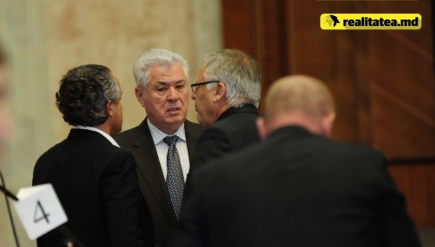 „Vi-l imaginați pe Lupu de doi metri sub prag să steie?! Probleme!”, a conchis liderul comunist.
