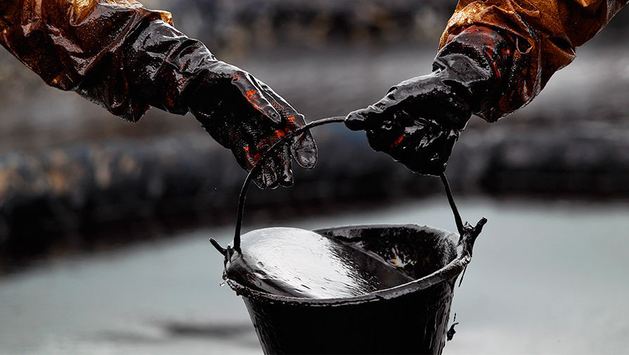 Нефть дорожает на сокращении поставок ОПЕК+ и ослаблении доллара.
