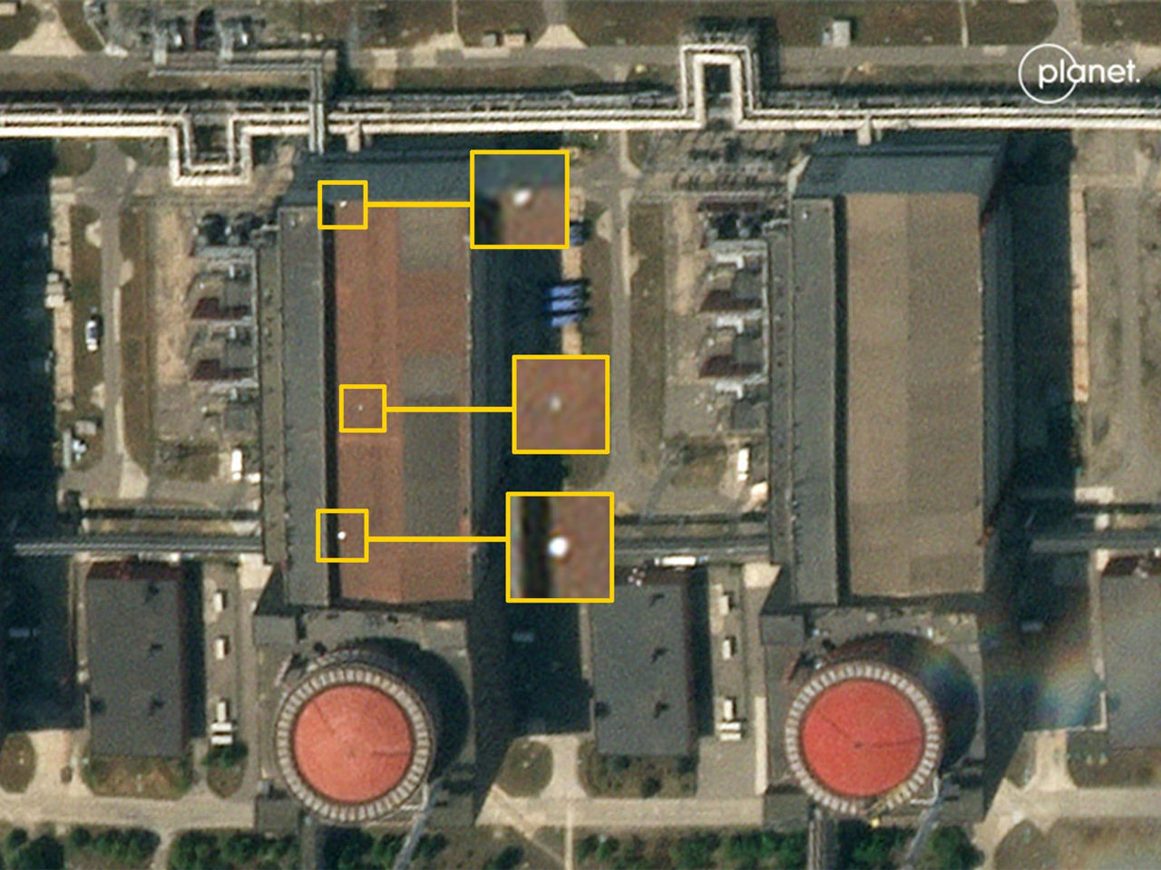 Спутник показали объекты на крыше реактора ЗАЭС.