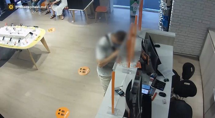 Житель столицы “купил” телефон в кредит по ложным данным: возбуждено уголовное дело.