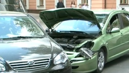 Din cauza accidentului, intersecţia a fost blocată mai bine de jumătate de oră, iar ambuteiajele au pus la grea încercare nervii şoferilor.