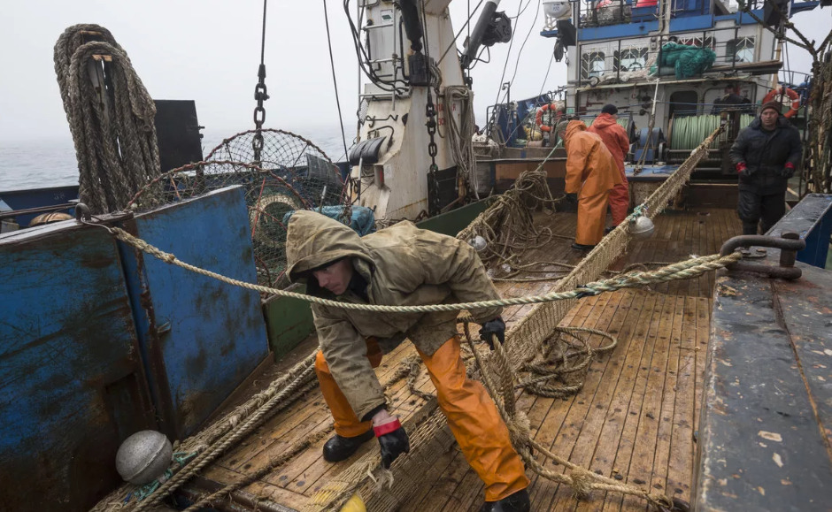 Около 100 000 моряков не могут покинуть суда из-за коронавируса.