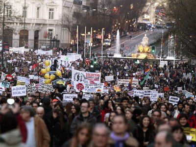 В Бельгии сотни госслужащих протестуют из-за сокращения бюджета.