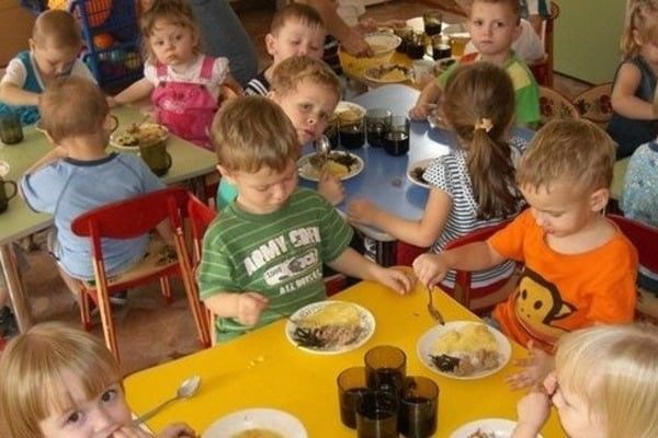 В детсадах и школах не соблюдаются нормы питания. 
