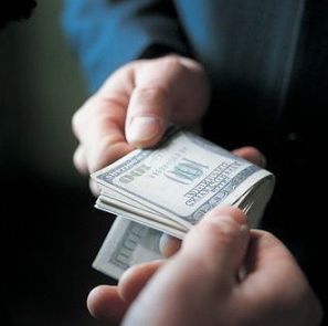 Ofiţerul a pretins suma de 1.000 de euro de la o persoană bănuită de implicare într-o altercaţie la o discotecă. Foto: reporterul.ro