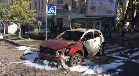 Bărbatul abia se urcase la volan și a apucat să meargă câtiva zeci de metri înainte ca automobilul să explodeze.