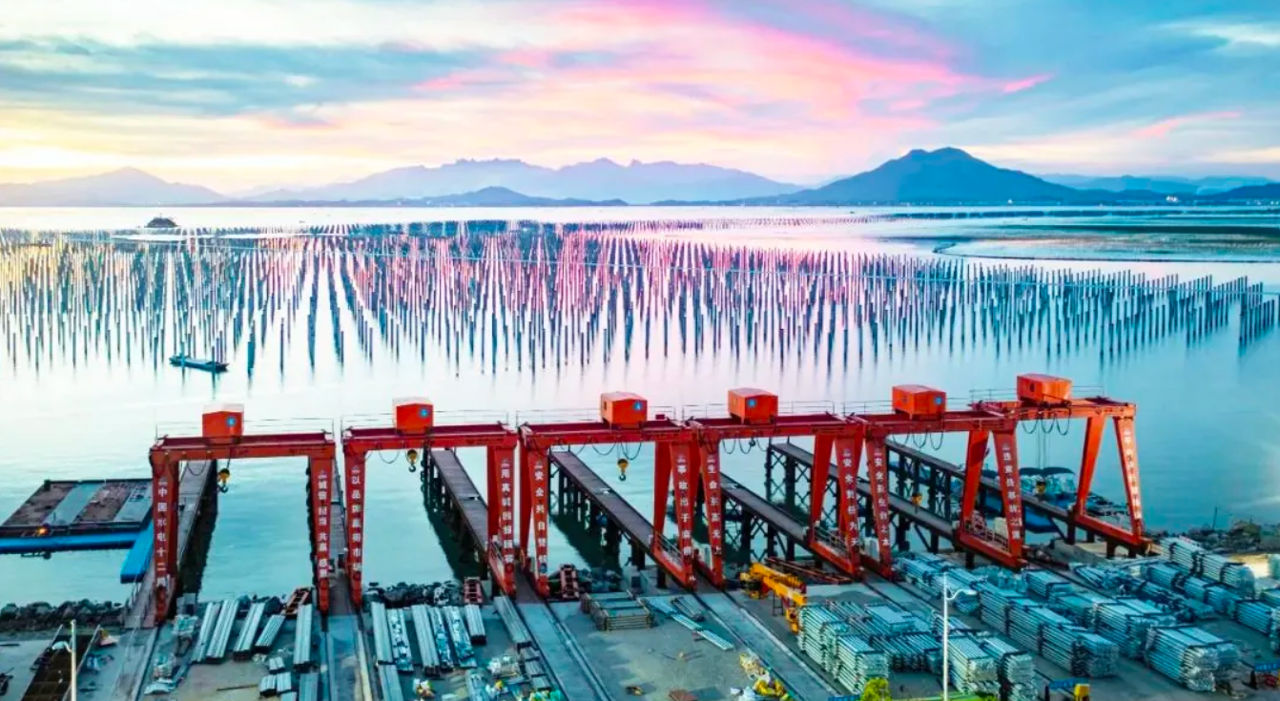 China construiește o stație solară marină neobișnuită: Va fi combinată cu o fermă piscicolă.