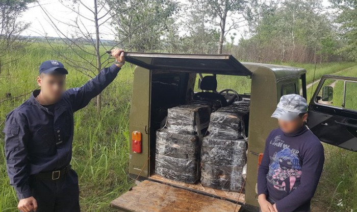 Un bărbat a fost prins cu 5.000 pachete de ţigări de contrabandă. Foto: border.gov.md