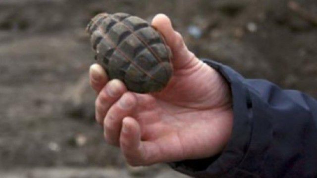În loc de peşte, a pescuit o grenadă. Foto: publika.md