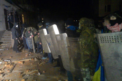 Штурм базы «Беркута» в Ровно. Фото: Церковь Свидетелей Покращення