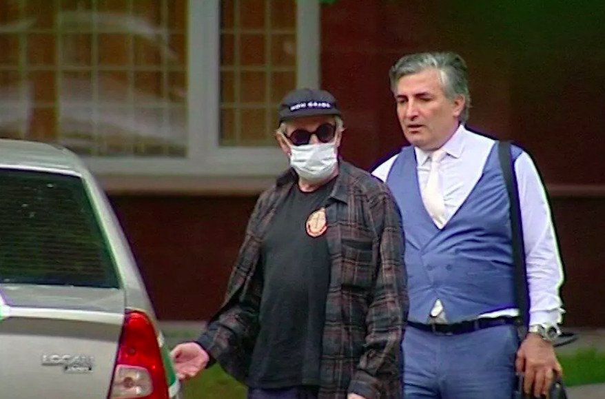 Адвокат Ефремова оценил видео разговора актера с полицейским после ДТП.