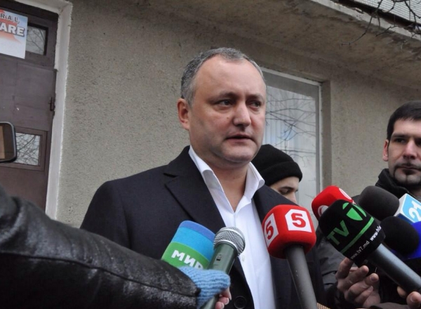 Igor Dodon a devenit deputat in parlamentul ales in 2010 pe listele partidului Comunistilor, dupa ce, anterior, a fost viceprim-ministru si ministru al Economiei in Guvernul Greceanai.