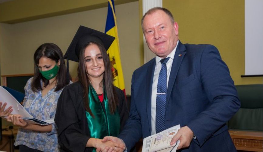 Чокой вручил дипломы выпускникам факультета международных отношений.