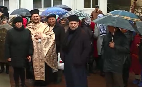 Местные власти намерены организовать в воскресенье общее собрание села, чтобы решить проблему.