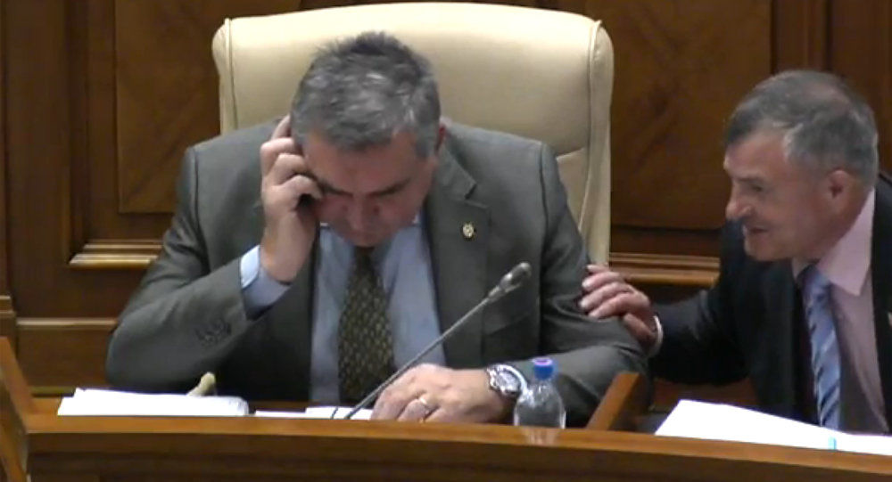 Un deputat liberal l-a zgâlţâit în Parlament pe Vladimir Hotineanu. Foto: realitatealive.md