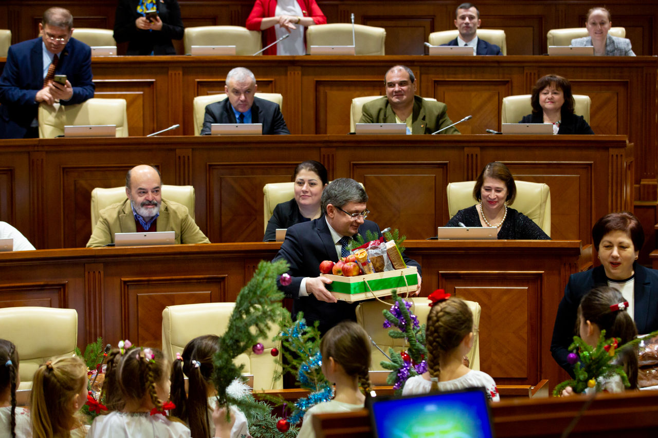 Депутаты парламента рассказали, как отметят новогодние праздники.