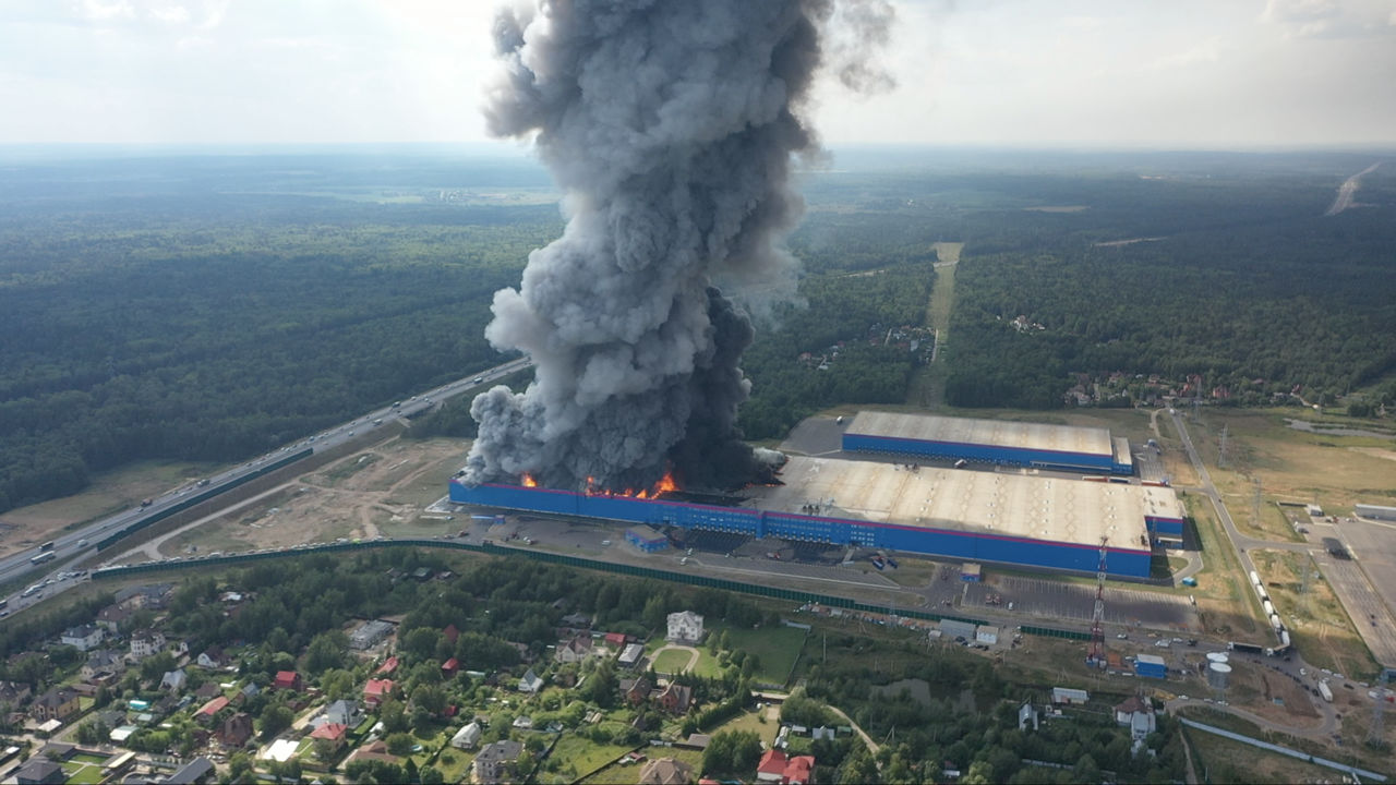 Предотвращен переход огня на складе Ozon на соседние 400 тыс. кв. м.
