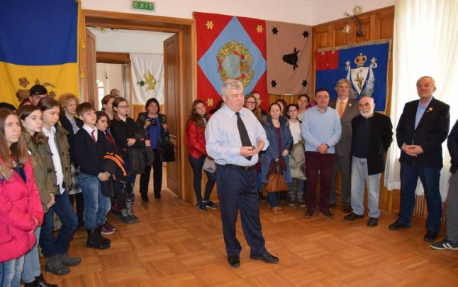 Un basarabean expune la Buzău drapele istorice din România şi Moldova