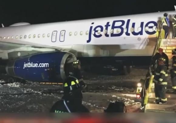 Un avion a ieșit de pe pistă din cauza gheții. 