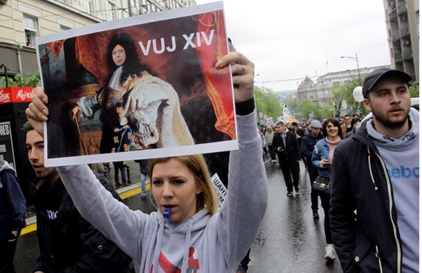 Демонстрация в сербском Белграде против победы Александра Вучича на президентских выборах собрала более 10 тысяч человек.