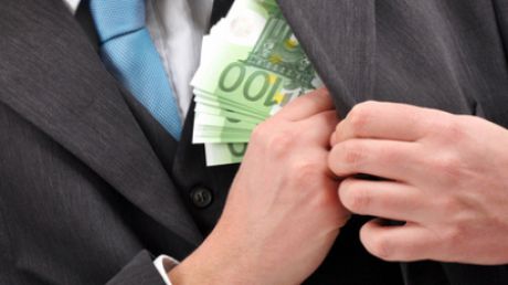 Un avocat a fost reținut în flagrant delict, în timp ce primea de la o femeie mită în sumă de 1 200 de euro. Foto: publika.md